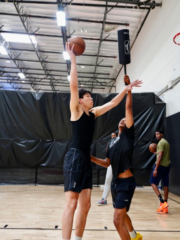杨瀚森与小乔丹、3J合练 训练师提出内线八项核心要求