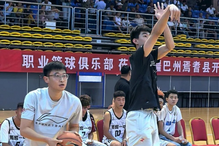 广汇能源男篮焉耆行：球迷对抗赛、扣篮三分、佛寺遗址 明晚巴音体育馆战江苏肯帝亚