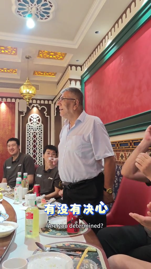 鲁吐布拉宴请宁波全队吃烤全羊 霍楠社媒晒家宴