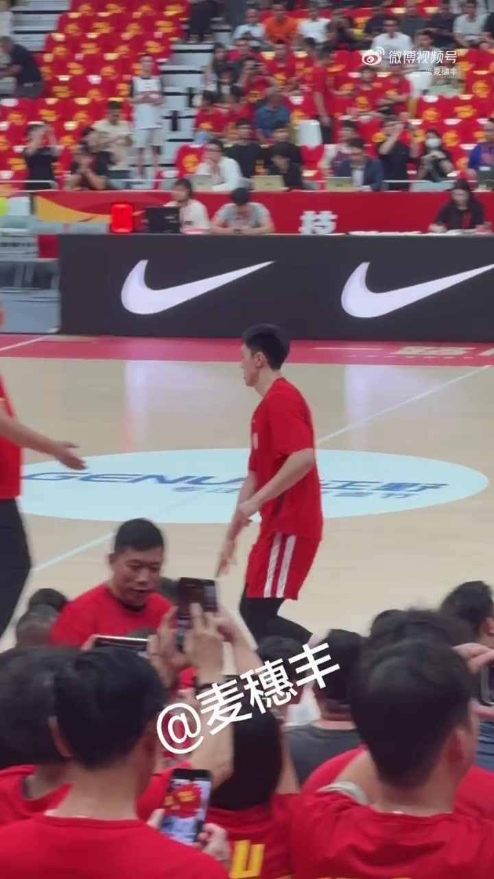 胡明轩赛前跑篮热身 中国男篮今晚19:30迎新西兰