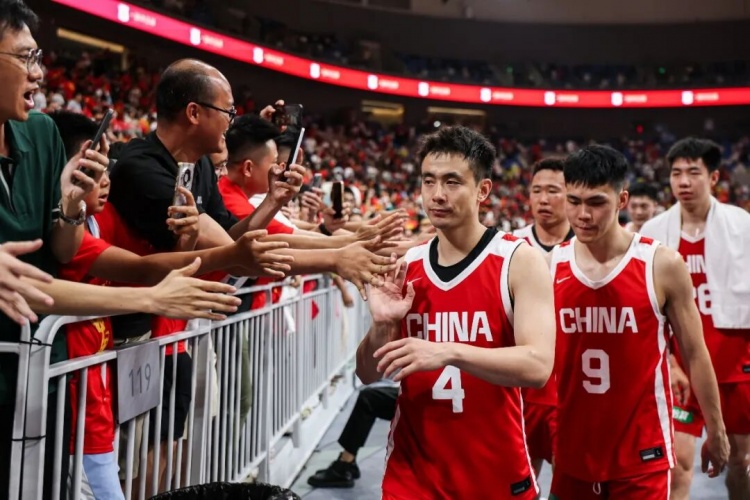 中国男篮夏训收官 8战6胜2负 三后卫短板被全面放大 中国男篮夏训收官 8战6胜2负 三后卫短板被全面放大