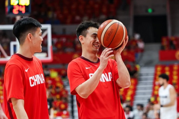 中国男篮夏训收官 8战6胜2负 三后卫短板被全面放大 中国男篮夏训收官 8战6胜2负 三后卫短板被全面放大