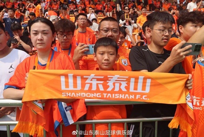 泰山队开放日200名球迷到场 下午兵发青岛备战西海岸