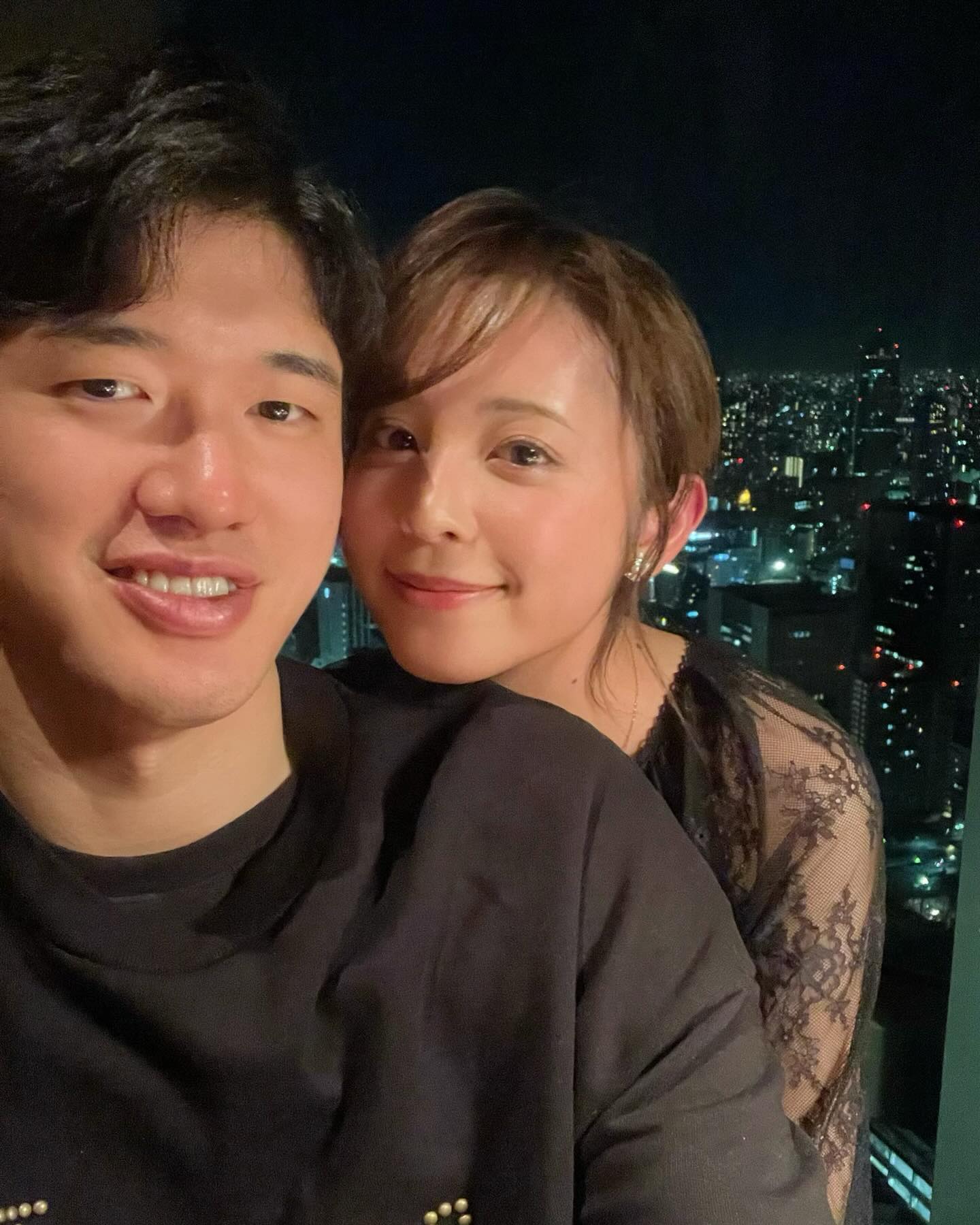 渡边雄太妻子带娃观战世预赛晒照：👶🏻第一次看篮球比赛