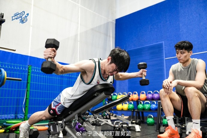 备战新赛季！宁波男篮晒训练日常：力量篇 埋头苦练