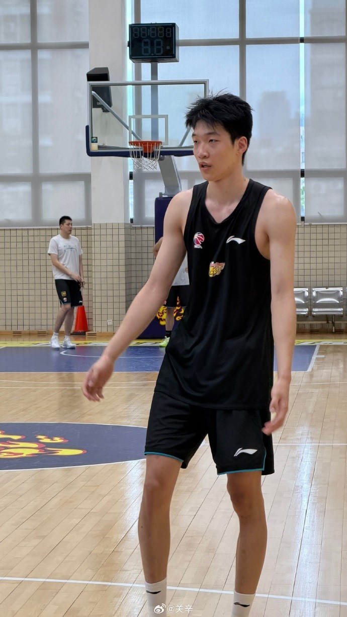 队记晒广东男篮训练照 新帅&周鹏&杨腾飞&徐杰在列