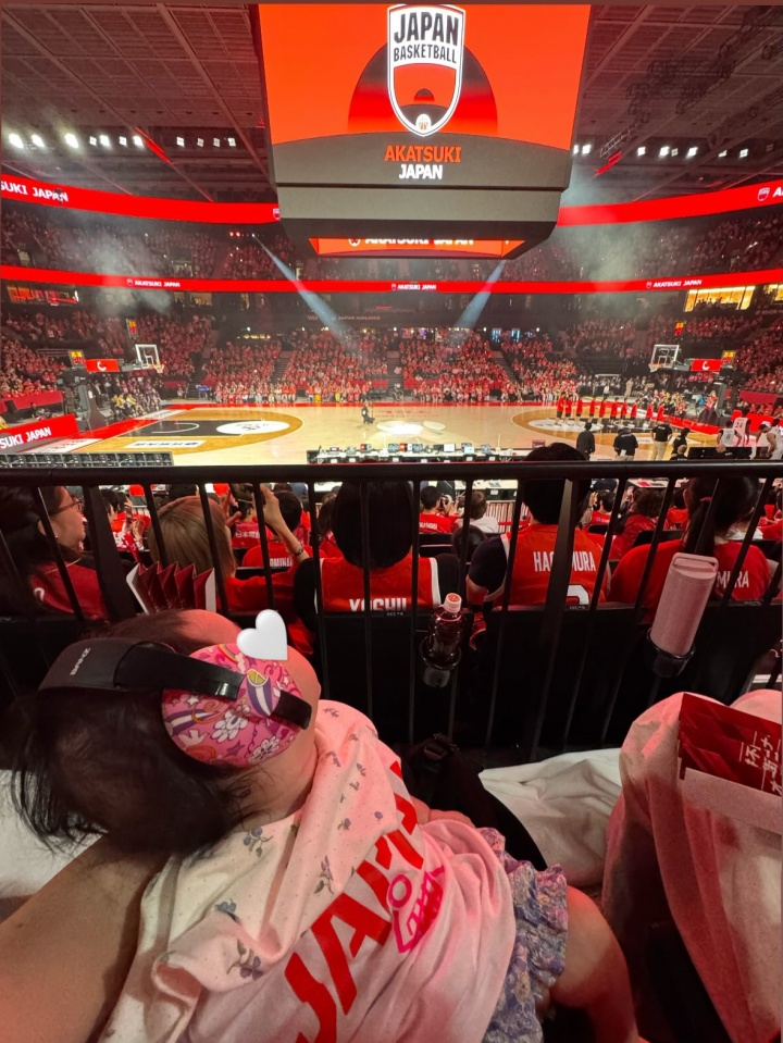 渡边雄太妻子带娃观战世预赛晒照：👶🏻第一次看篮球比赛