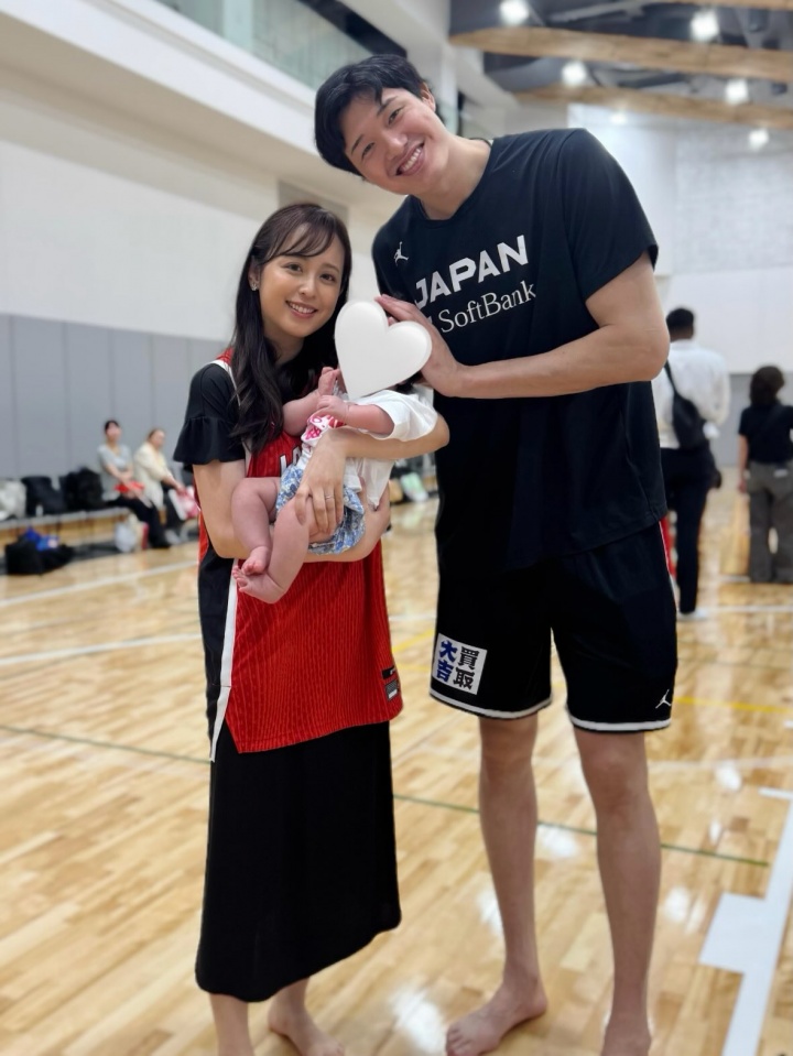 渡边雄太妻子带娃观战世预赛晒照：👶🏻第一次看篮球比赛