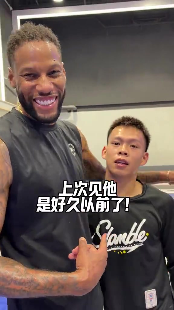 泪目！威姆斯晒与“独臂少年”组队打球视频：希望家城越来越好